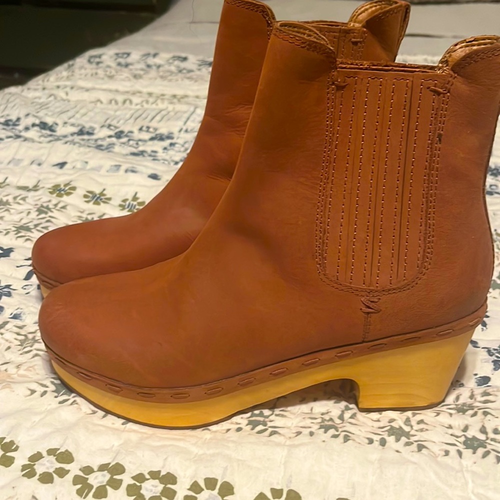 Like new, barely worn, Frye & co. Dark camel colored clog boots.
